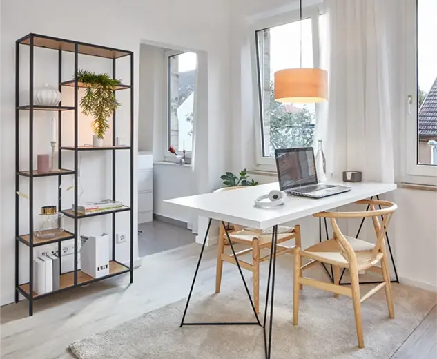 Heller Home-Office Arbeitsplatz mit Schreibtisch und Regal
