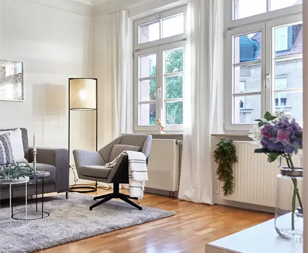 Blick in den Wohnbereich einer Altbauwohnung in Nürnberg